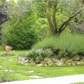 Giardino con aiuola a Rivà