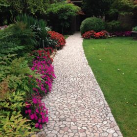 Giardino con aiuola a Rivà