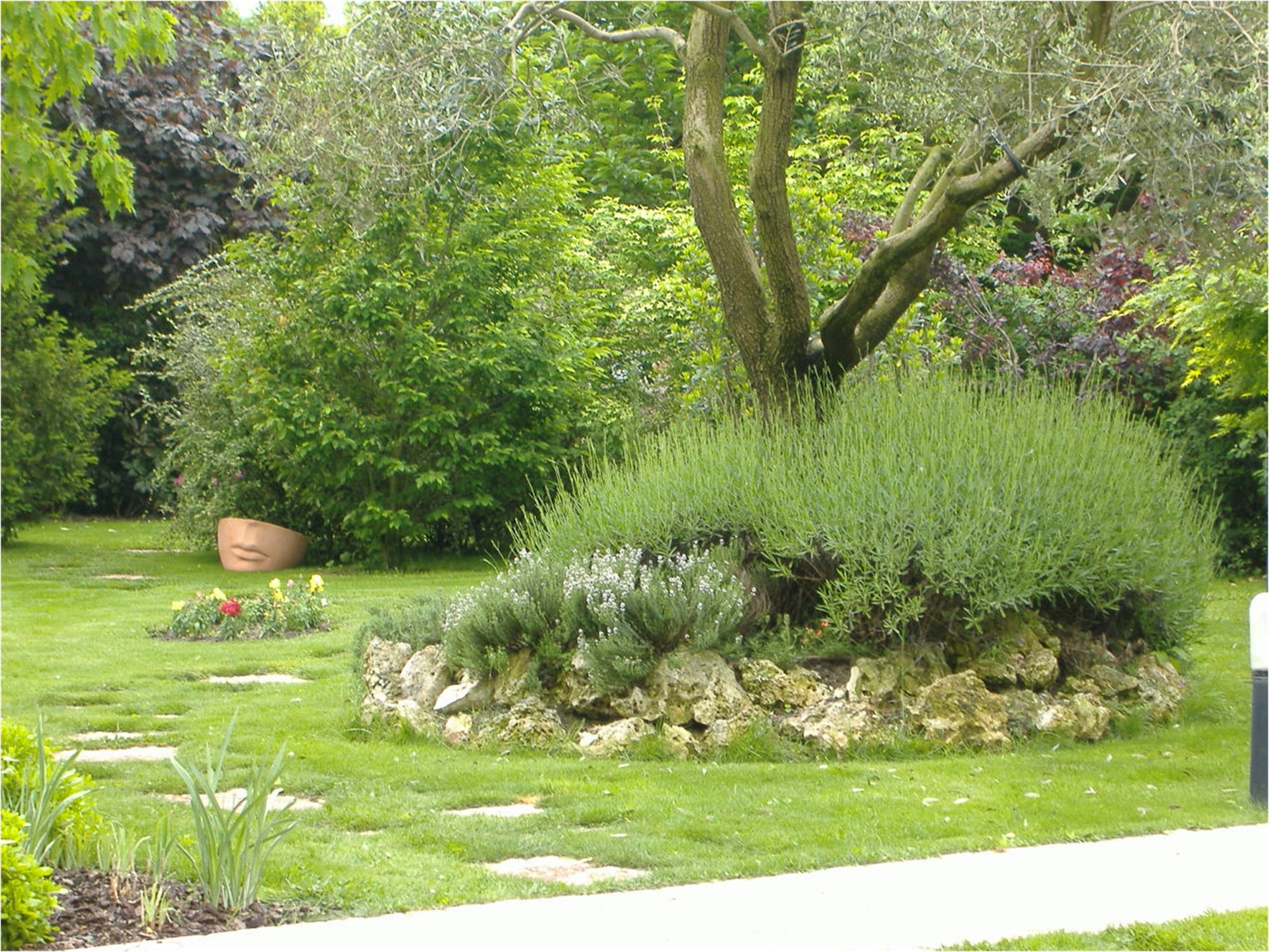 Giardino con aiuola a Rivà