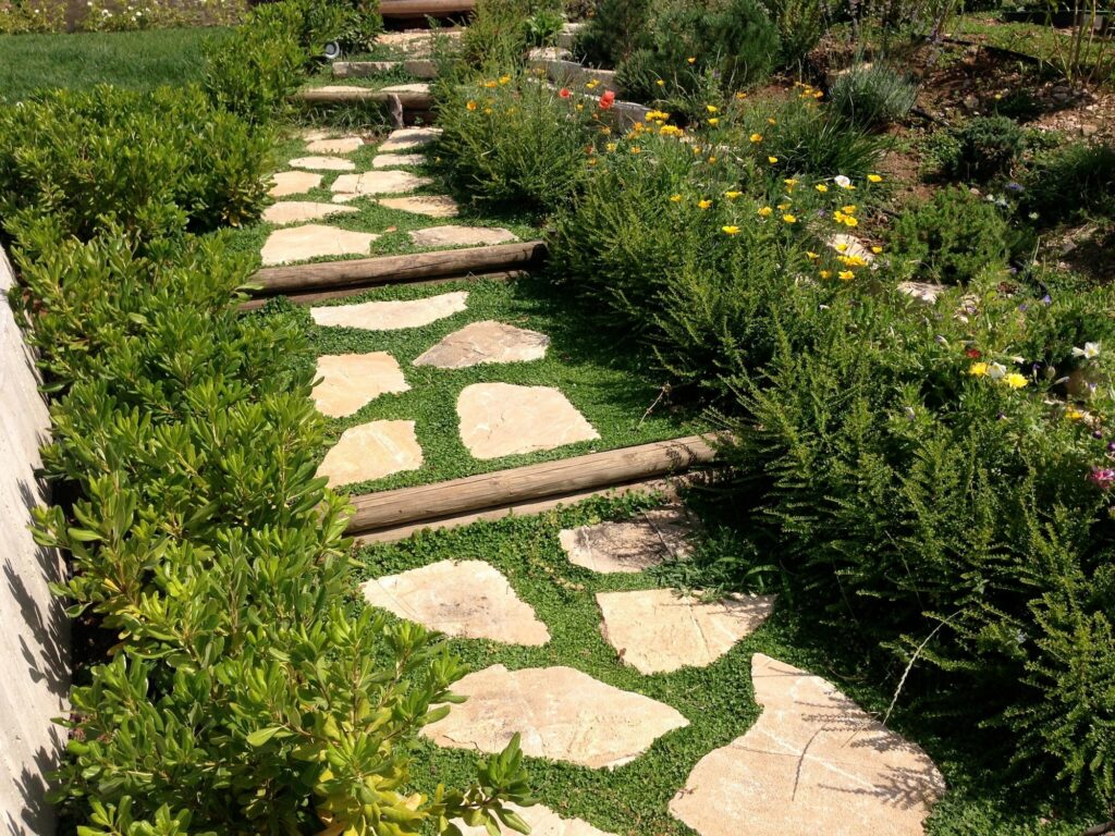 Giardino con percorso in pietra a forlì