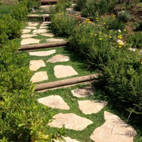 Giardino con percorso in pietra a forlì