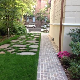 Giardino con vialetto a Ferrara