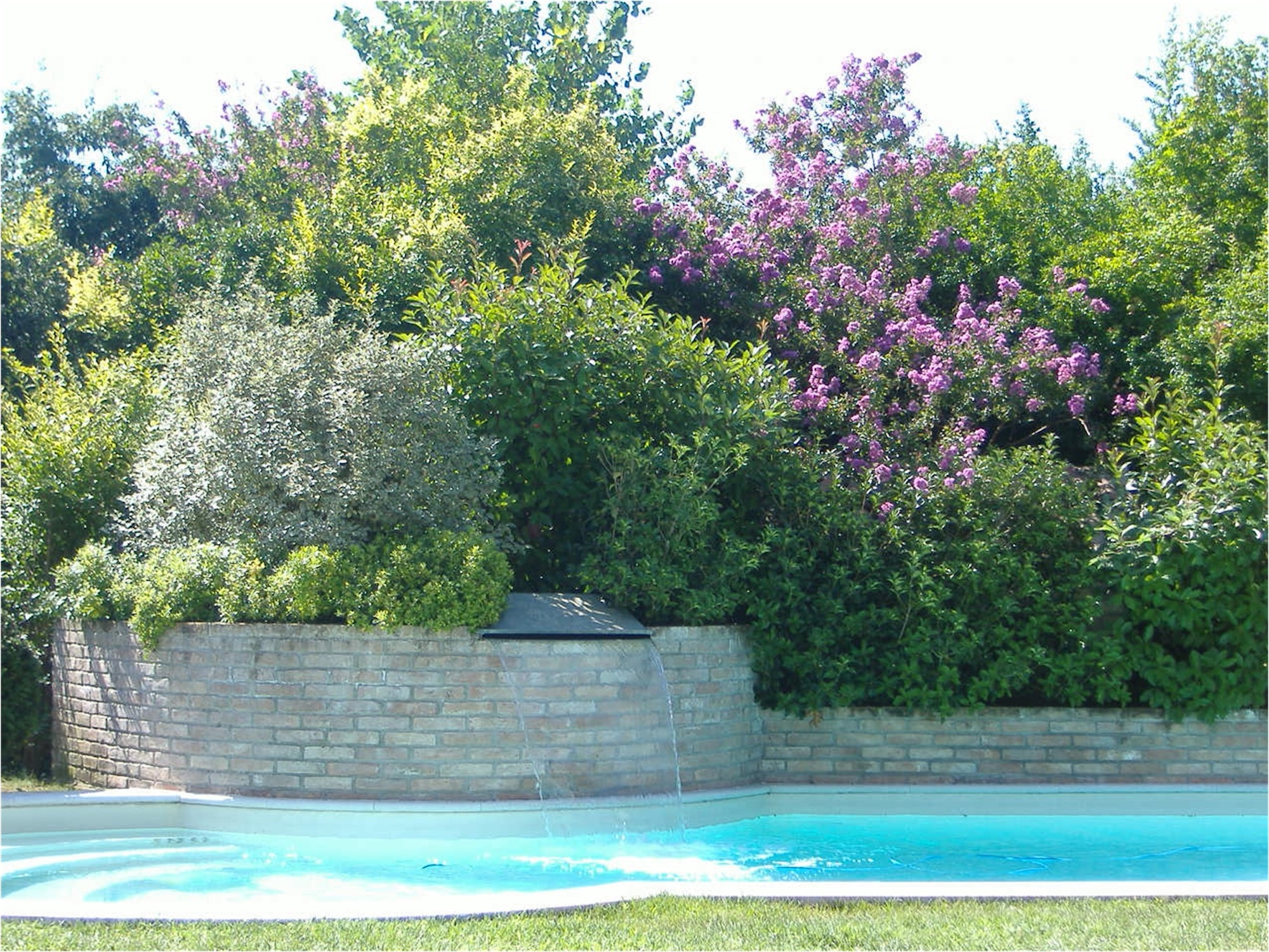 Giardino con piscina a Rivà