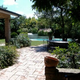 Giardino con piscina a Rivà
