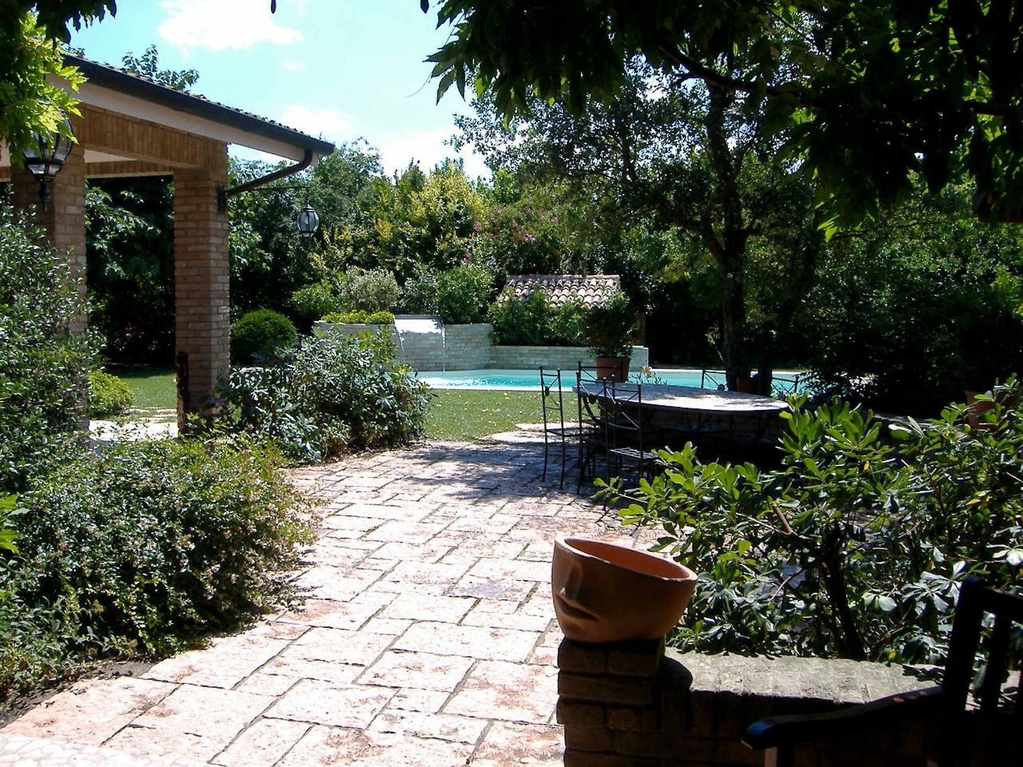 Giardino con piscina a Rivà